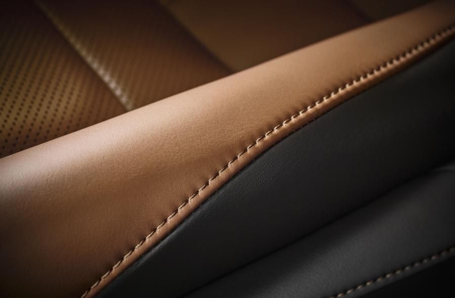 Детали интерьера Lexus LC500h Patina Elegance 2019 года  (JP) (фото 4 из 4)